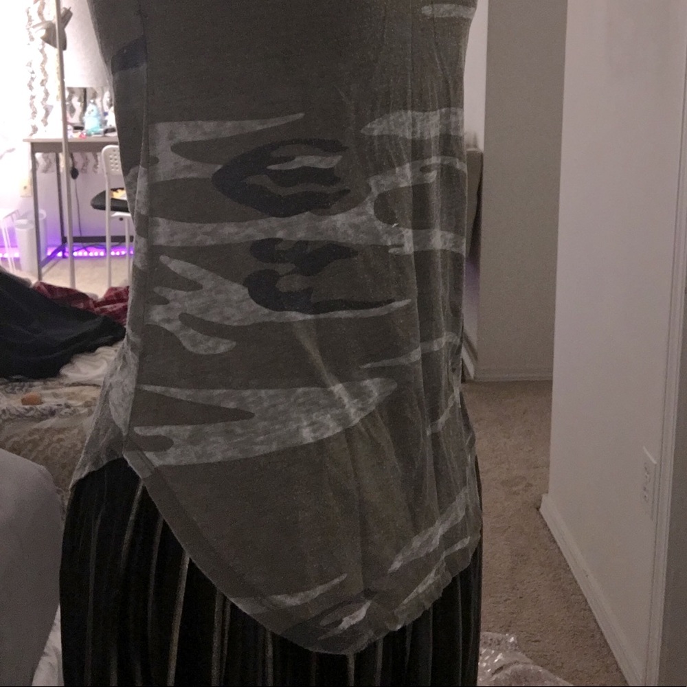 Non-sleeve shirt